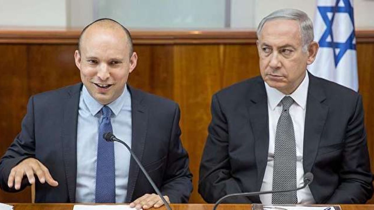 بنیامین نتانیاهو نخست وزیر فعلی (راست)‌ و نفتالی بنت نخست وزیر اسبق اسرائیل