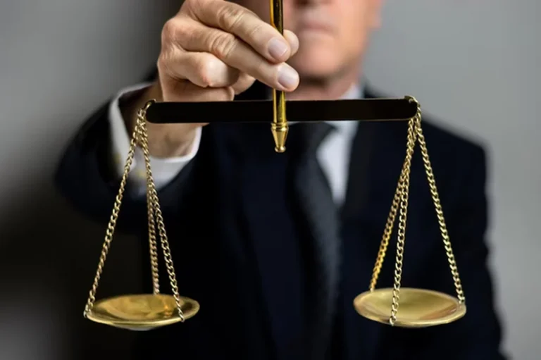 چرا به وکیل نیاز داریم؟