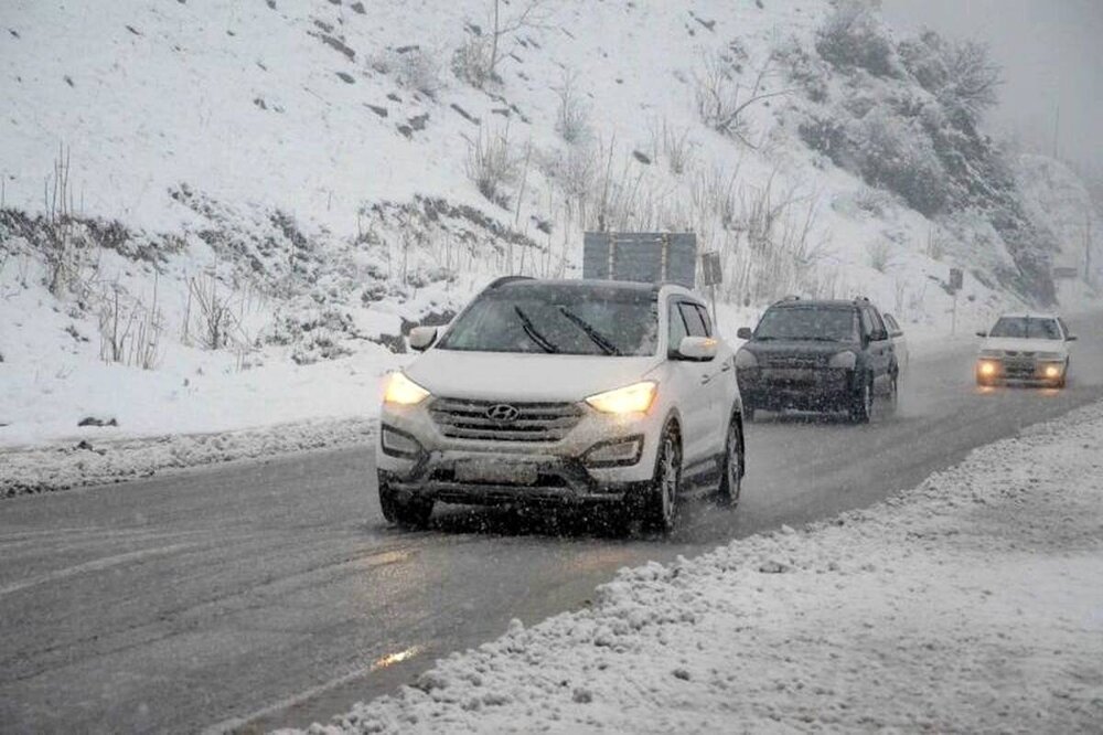 بارش شدید برف در گردنه‌ها و جاده‌های کوهستانی همدان