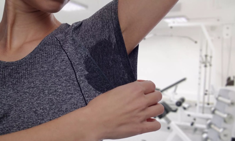 راهکارهای طبیعی برای کاهش تعریق زیر بغل و کنترل بوی بدن