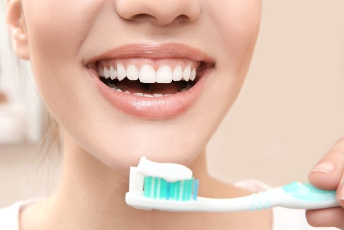 مسواک زدن صحیح چگونه است؟ باورهای نادرست و راهنمایی دندان‌ پزشکان